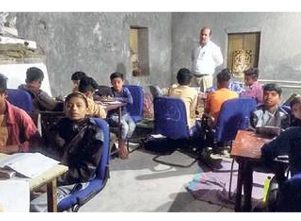 बोर्ड परिणाम 100 फीसदी रहे इसलिए सरकारी स्कूल में रात में भी लग रही कक्षाएं