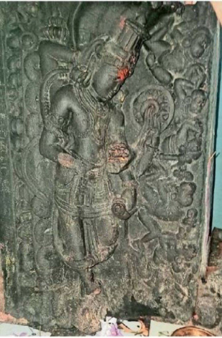 प्राचीन मंदिर में स्थापित भगवान विष्णु जी की खड़गासन प्रतिमा।