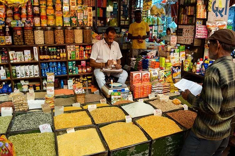मेडिकल, डेयरी और किराणा की दुकानें पूरे दिन खुली रख सकते हैं, लेकिन भीड़ नहीं होने दें, पुलिस बंद नहीं कराएगी