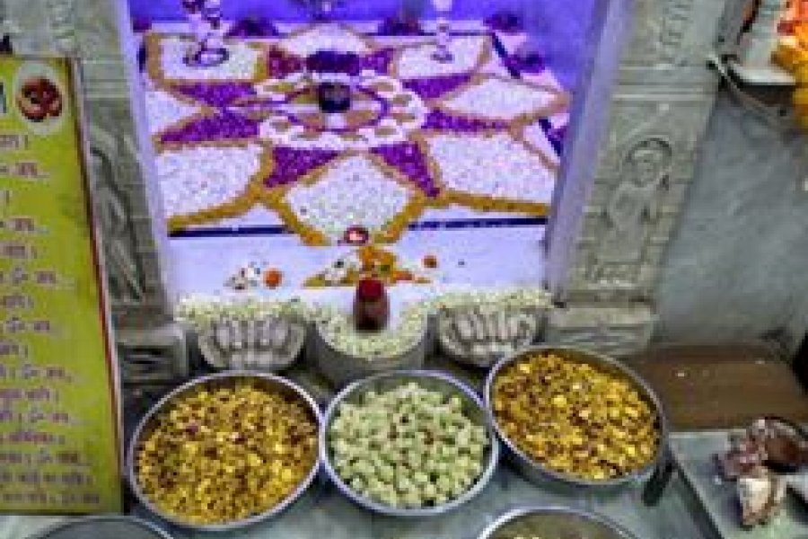खांदू कॉलोनी हाटकेश्वर महादेव मंदिर पर 5 किलो फूलों से किया श्रृंगार