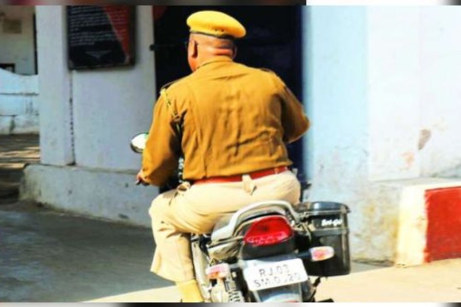 चोरी की मोटरसाइकिल पर फर्जी नंबर प्लेट लगाकर पुलिस हैड कांस्टेबल