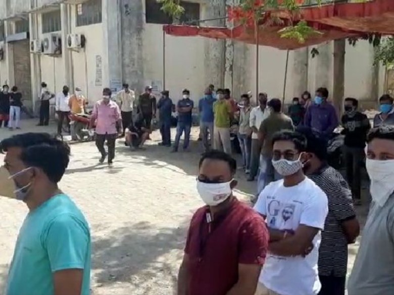 दोपहरी में घंटों इंतजार के बाद आ रहा नंबर, सोशल डिस्टेंसिंग की भी पालना नहीं; रिपोर्ट मिलने में लग रहे पांच दिन