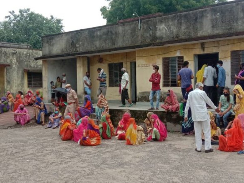 पूंजपुर सीएचसी में वैक्सीन को लेकर बेकाबू हुई भीड़: सोशल डिस्टेंसिंग की उड़ी धज्जियां, व्यवस्था बिगड़ने पर बुलानी पड़ी पुलिस