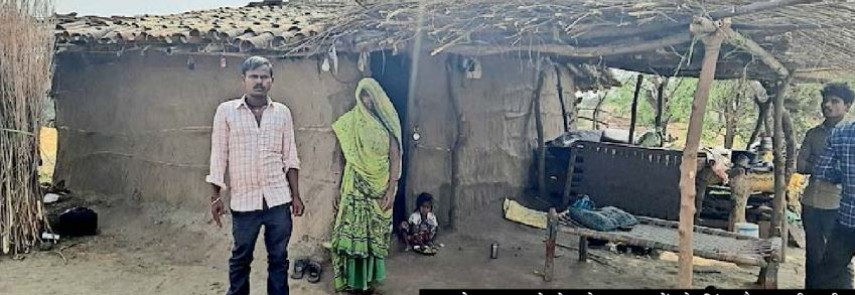 कोमसिंह का केलूपोश मकान, बाबू ने उठा ली उसकी 1.20 लाख की 3 किश्तें, शिक्षक को 580 किलो गेहूं उठाने का नोटिस, बोला- मैने तो 360 ही लिए थे