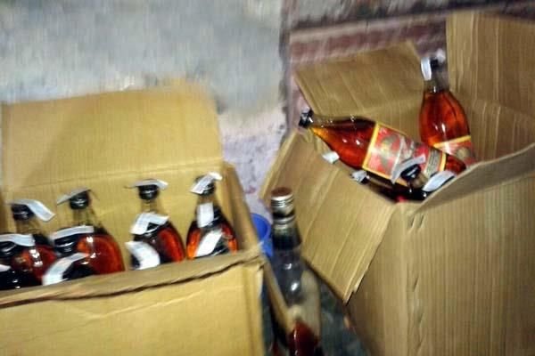 चुनाव से दो दिन पहले आबकारी ने लीमथान के सूने मकान से पकड़ी 1 लाख की 178 पेटी शराब