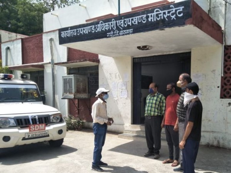 जनप्रतिनिधियों ने एसडीओ को बताई पीड़ा, कहा लॉकडाउन में वैसे भी आमजन है परेशान