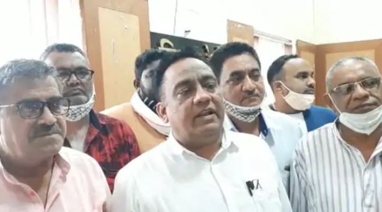 जिला कलेक्ट्रेट में सिक्योर मीटर एजेंसी के प्रतिनिधियों के साथ हुई बैठक के बाद पत्रकारों के बीच असंतोष जताते हुए सभापति जैनेंद्र त्रिवेदी।