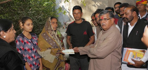 शहीद हर्षित के परिजनों से मिले गृहमंत्री गुलाबचंद कटारिया और 20 लाख का चेक भेंट किया