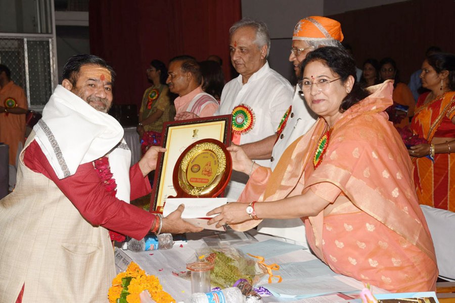 डॉ. राजेश जोशी व निकुंज मोहन पंड्या को संस्कृत विद्वान सम्मान