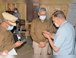 एडीजी ने पुलिसकर्मी से पूछा- शहर के कितने व्हाट्सएप ग्रुप से जुड़े हो, एसपी भी देखने लगे अपना मोबाइल