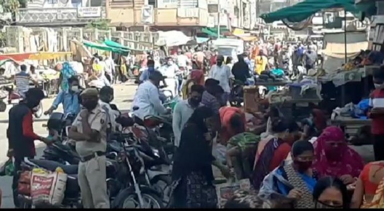 सख्ती को दरकिनार कर बाजार में उमड़ी खरीदारों की भीड़, व्यवस्था बनाने में जुटी पुलिस के छूटे पसीने